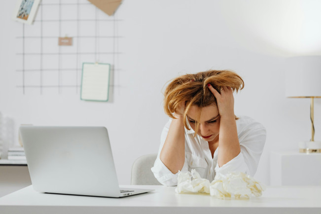 Ilustrasi pusing akibat overworking. [Pexels]